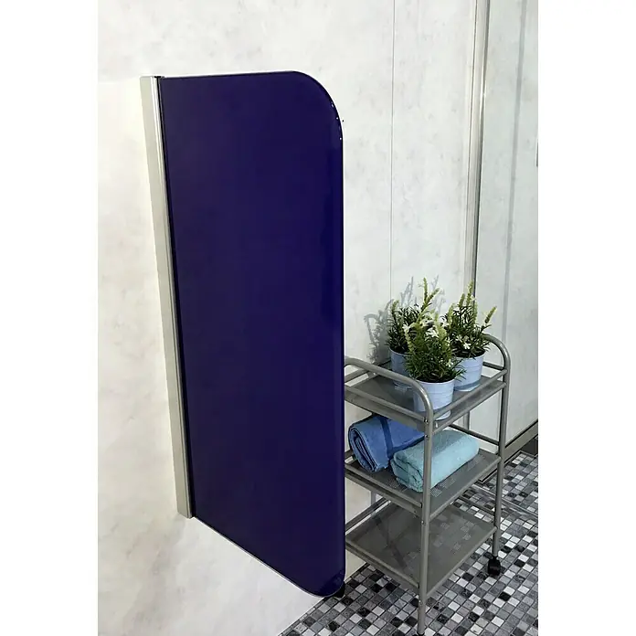 GEO Urinal-Trennwand Radius 100 - 50 x 90 cm, Glas, Blau - Eine blaue Duschabtrennung neben einem Rollwagen mit Handtüchern und Pflanzen.