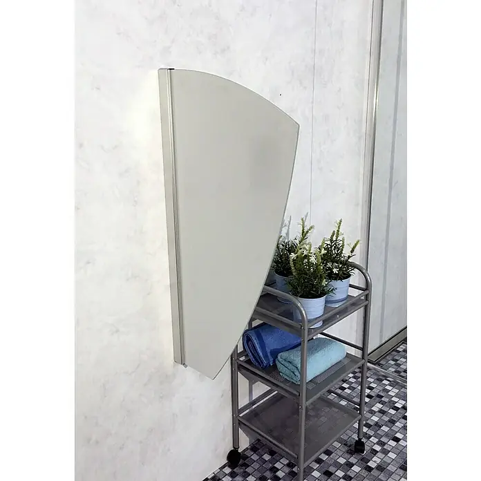 GEO Urinal-Trennwand Segel - 50 x 90 cm, Glas, Weiß - Ein an der Wand montierter, abklappbarer Wickeltisch mit einem dreistufigen Rollwagen, der Handtücher und kleine Pflanzen hält.