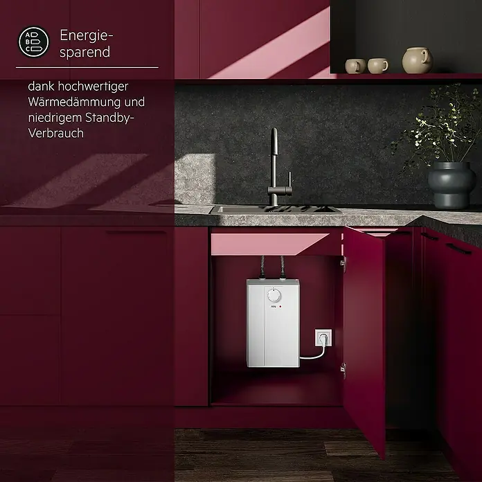 AEG Warmwasserspeicher Huz 5 Basis - 5 l, 2.000 W, Temperaturbereich: 35 °C - 85 °C, Untertischmontage - Das Bild zeigt einen energieeffizienten Warmwasserbereiter von AEG, der in einem Küchenschrank installiert ist. Energieeffizienz durch Wärmedämmung.