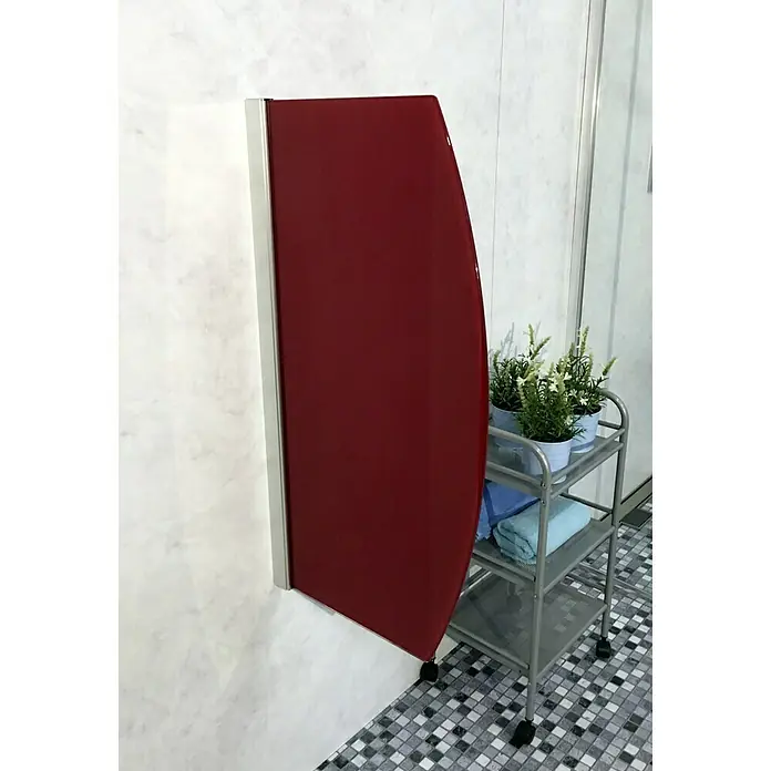GEO Urinal-Trennwand Radius 10 - 50 x 90 cm, Glas, Rot - Rote Duschwand mit silberfarbenem Rahmen im Badezimmer.