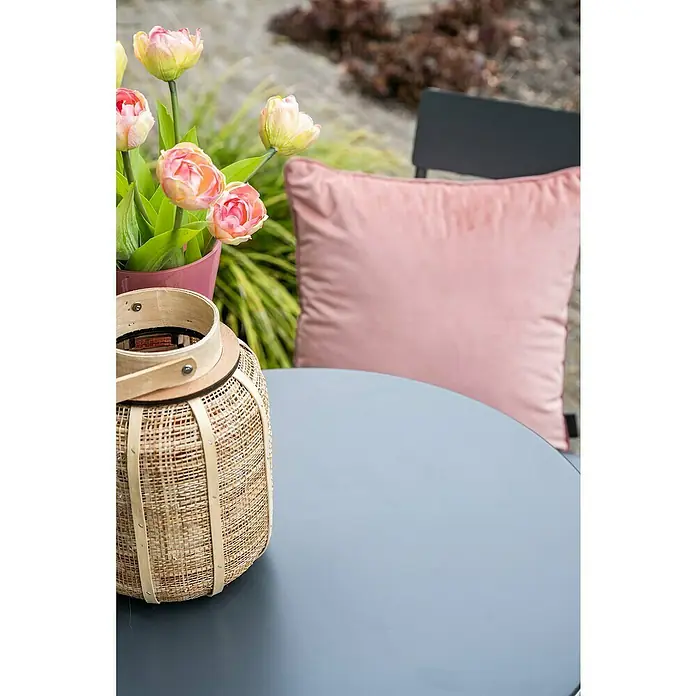 Garden Impressions Balkonmöbel-Set Alfa - 3 -tlg., Stahl, Schwarz - Nahaufnahme eines Outdoor-Tisches mit Blumenvase, dekorativer Laterne und einem rosa Kissen auf einem Stuhl, der eine entspannte Atmosphäre erzeugt.