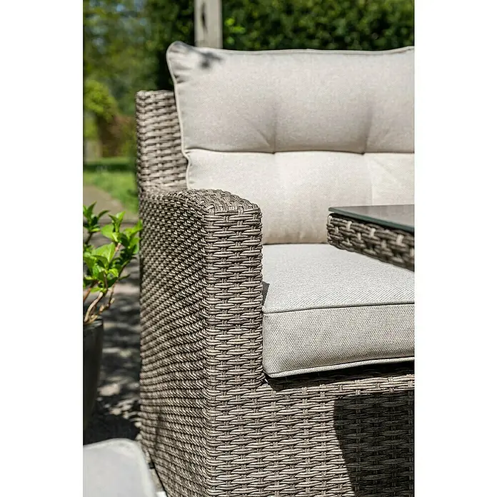 Garden Impressions Loungemöbel-Set Blue Bird - 4 -tlg., Aluminium, Polyester, Glas, Links, Beige - Nahaufnahme eines Outdoor-Korbsessels mit beigen Polstern, ideal für entspannte Stunden im Garten oder auf der Terrasse.