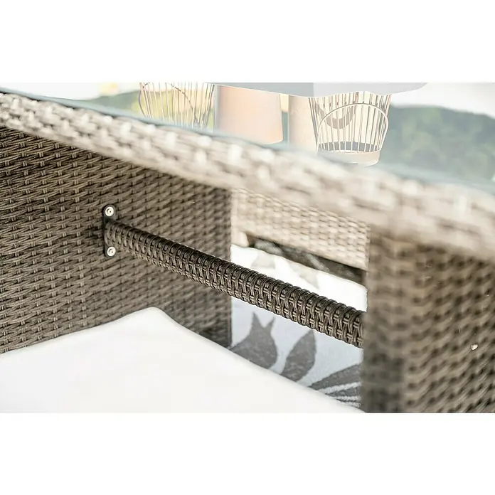 Garden Impressions Loungemöbel-Set Blue Bird - 4 -tlg., Aluminium, Polyester, Glas, Links, Beige - Nahaufnahme von Gartenmöbeln aus Rattan mit einem Metallstützstab und einer Glasplatte, die modernes Design und Komfort im Freien vereinen.