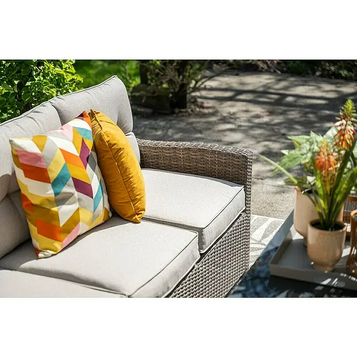 Garden Impressions Loungemöbel-Set Blue Bird - 4 -tlg., Aluminium, Polyester, Glas, Links, Beige - Nahaufnahme eines grauen Sofas mit bunten Zierkissen auf einer Terrasse, das eine gemütliche und stilvolle Outdoor-Sitzecke zeigt.