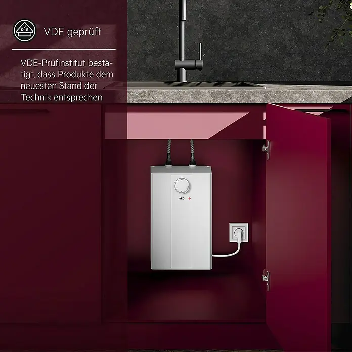 AEG Warmwasserspeicher Huz 5 Basis - 5 l, 2.000 W, Temperaturbereich: 35 °C - 85 °C, Untertischmontage - Ein kompakter, weißer AEG-Warmwasserbereiter ist unter einer Küchentheke installiert. Das Gerät ist VDE-geprüft und entspricht modernster Technik.