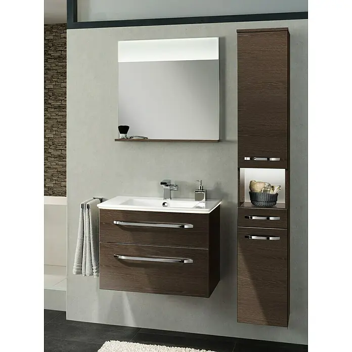 Camargue Star Hochschrank - 30,4 x 32,5 x 181,6 cm, Eiche Maron, DIN Anschlag: Rechts - Elegantes Badezimmer-Ensemble mit einem dunklen Holzunterschrank, einem Spiegelschrank mit Beleuchtung und einem Hochschrank. Das moderne Design bietet viel Stauraum.