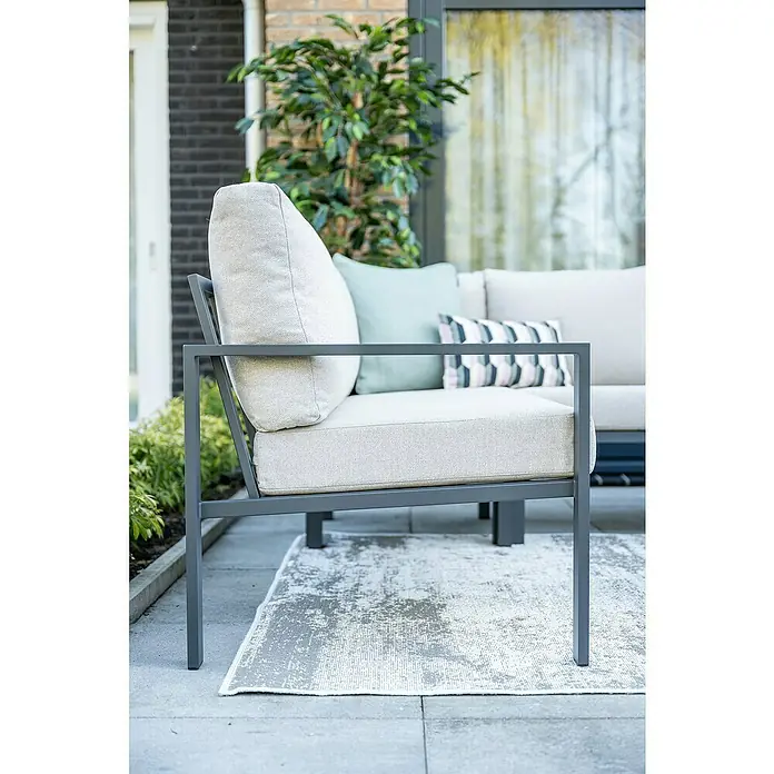 Garden Impressions Loungemöbel-Set - 4 -tlg., Aluminium, Ecklounge, Grau/Schwarz - Nahaufnahme eines modernen Gartenstuhls mit grauen Metallrahmen und bequemen hellgrauen Kissen auf einem gemusterten Teppich.