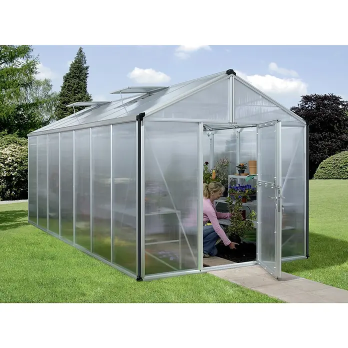 Vitavia Gewächshaus Zeus 13800 - Außenmaß inkl. Dachüberstand (B x T): 256 x 540 cm, 10 mm, Aluminium - Gewächshaus aus Aluminium mit geöffneten Türen und einer Frau, die sich um die Pflanzen kümmert.