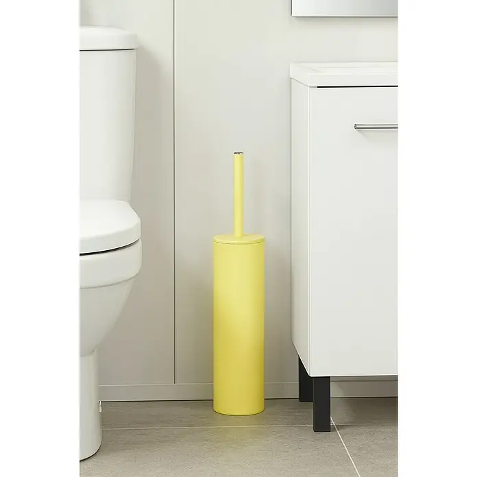 Spirella Conjunto de escobilla Akira - 9,5 x 9,5 x 40 cm, Acero inoxidable, Amarillo claro - Escobilla de baño amarilla con soporte junto a un inodoro y lavabo blancos. Elegante accesorio de baño para un baño limpio.