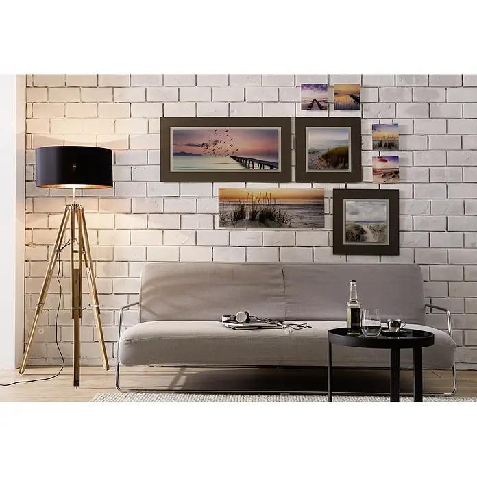 Glasbild - Evening Atmosphere, B x H: 20 x 20 cm - Elegante Stehlampe mit dreibeinigem Holzstativ und schwarzem Lampenschirm, perfekt für modernes Wohnambiente.