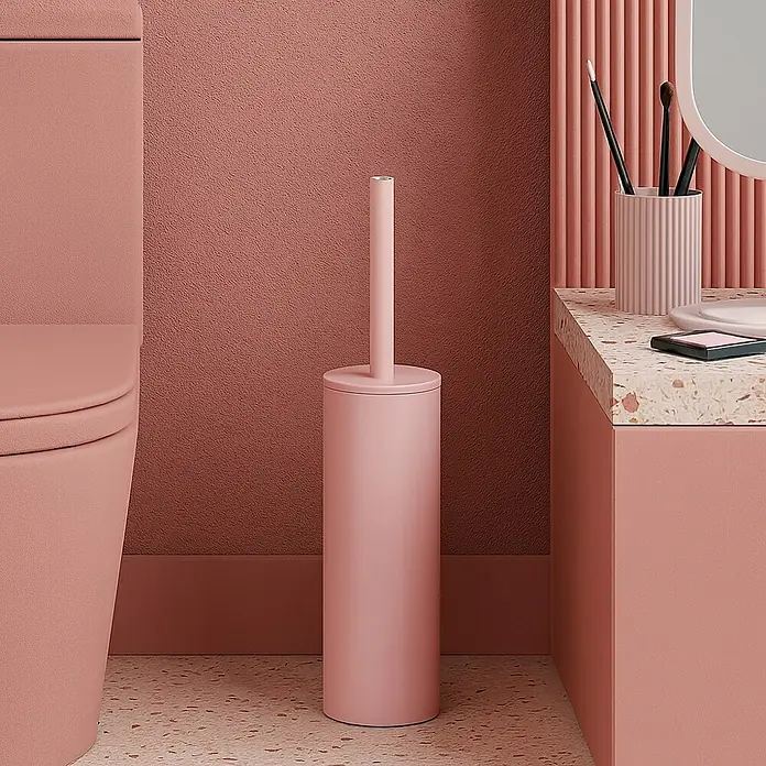 Spirella Conjunto de escobilla Akira - 9,5 x 9,5 x 40 cm, Acero inoxidable, Rosa - Escena de baño rosa con escobilla de váter. La escobilla de váter con soporte es un accesorio práctico y elegante para cualquier baño.