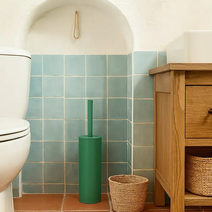 Spirella Conjunto de escobilla Akira - 9,5 x 9,5 x 40 cm, Acero inoxidable, Verde - Un escobillero verde con soporte junto a un inodoro y un mueble de lavabo en el baño.