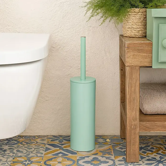 Spirella Conjunto de escobilla Akira - 9,5 x 9,5 x 40 cm, Acero inoxidable, Verde claro - Foto luminosa de un baño con un portaescobillas de váter turquesa junto a un inodoro y muebles de madera.