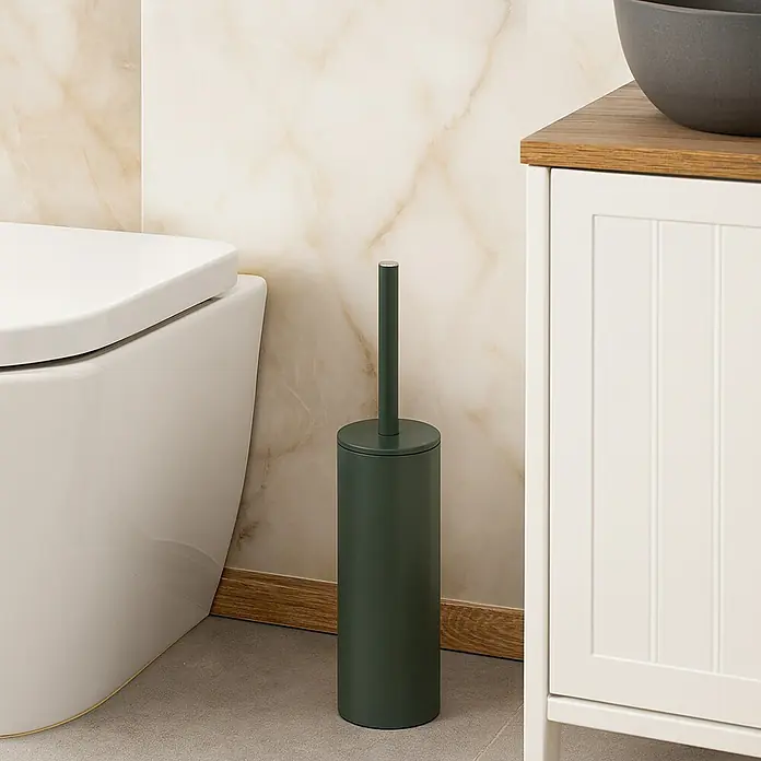 Spirella Conjunto de escobilla Akira - 9,5 x 9,5 x 40 cm, Acero inoxidable, Verde oscuro - Un escobillero verde está al lado de un inodoro y un tocador blanco. El baño tiene un diseño moderno y elegante.