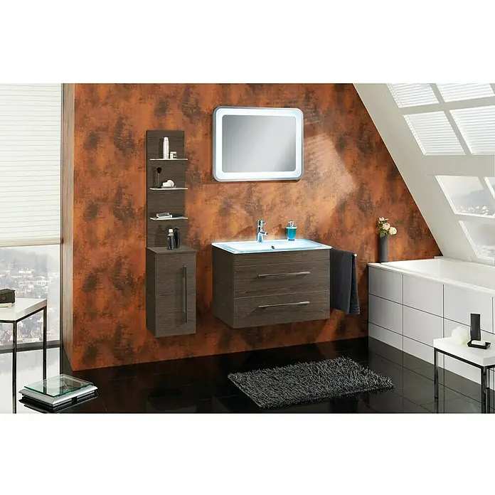 Camargue Stella Waschtischunterschrank - 59,2 x 40,8 x 49 cm, Ohne Beleuchtung, Eiche Maron - Badezimmer-Interieur mit Waschtischunterschrank, Spiegelschrank und Hochschrank in Holzoptik vor einer braunen Wand. Moderne Badgestaltung.