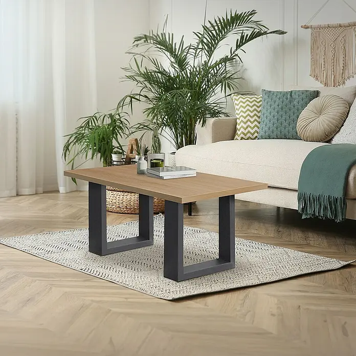 ECD Germany Tischgestell Bankkufen modernes Industriedesign Möbelfüße aus Metall - L x B x H: 8 x 30 x 43 cm, Stahl - Elegantes Wohnzimmer-Ambiente mit einem modernen Couchtisch aus Holz und Metall, der auf einem gemusterten Teppich steht.