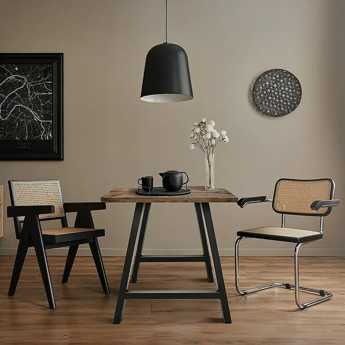 ECD Germany Tischgestell 2x Tischbeine A-Design aus pulverbeschichtetem Stahl - L x B x H: 8 x 60 x 72 cm, Stahl - Tisch mit Geschirr und Stühlen. Schwarze Hängelampe und Wanddekoration verleihen dem Raum einen modernen Touch.