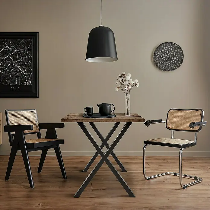 ECD Germany Tischgestell 2x Tischbeine X-Design pulverbeschichtete Stahl Industriedesign - L x B x H: 8 x 60 x 72 cm, Stahl - Quadratischer Esstisch aus Holz mit schwarzen Metallbeinen, ergänzt durch zwei Stühle mit Rohrgeflecht und einem schwarzen Lampenschirm.