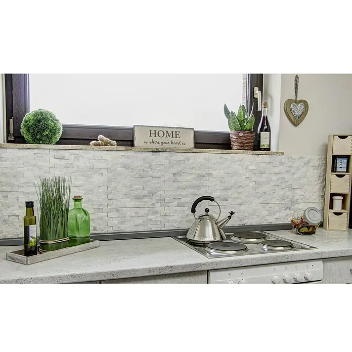 Mosaikfliese Brick Splitface X3D 41456 - 30,5 x 29 cm, Weiß/Grau, Matt - Detailaufnahme einer Küche mit Steinwand, Kochfeld, Accessoires und Dekorationen. Der Fokus liegt auf der eleganten Gestaltung und den Küchenutensilien.
