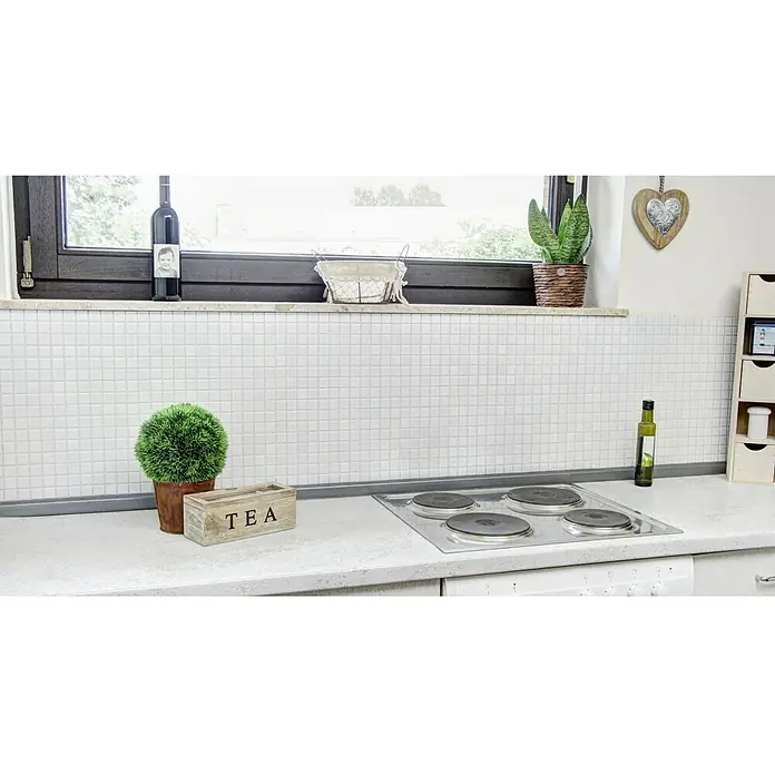 Mosaikfliese Quadrat Uni B 140 - 32,6 x 30 cm, Weiß, Matt - Küchenstillleben mit Kochfeld, Fensterdekoration und Accessoires, die eine helle und freundliche Atmosphäre schaffen.