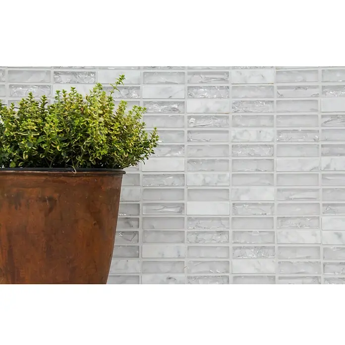 Mosaikfliese Crystal Mix XIC S1211 - 32,2 x 31 cm, Weiß/Grau, Glänzend - Ein rechteckiges Mosaik aus weißem Marmor und Glas ist auf einem Musterblatt dargestellt, das sich perfekt für jeden Raum eignet.