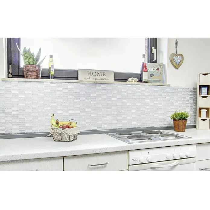 Mosaikfliese Crystal Mix XIC S1211 - 32,2 x 31 cm, Weiß/Grau, Glänzend - Eine Küchenansicht mit weißen Mosaikfliesen als Spritzschutz, die eine saubere und stilvolle Küchengestaltung zeigen.