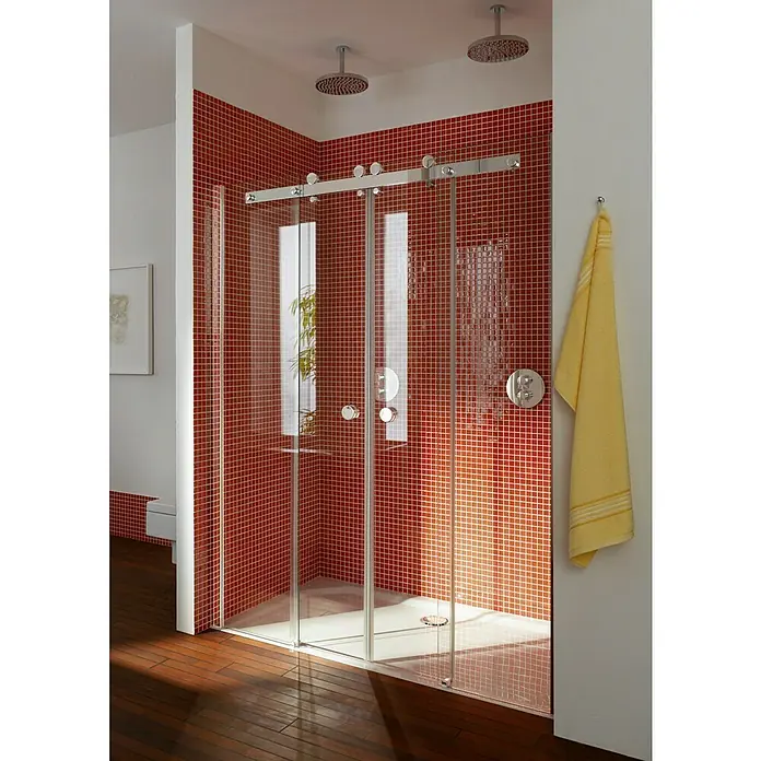 Mosaikfliese Quadrat Crystal Uni CM 4060 - 32,7 x 30,2 cm, Rot, Glänzend - Ein modernes Badezimmer mit einer begehbaren Dusche mit roten Mosaikfliesen und einer Glasschiebetür. Ein gelbes Handtuch hängt an der Wand.