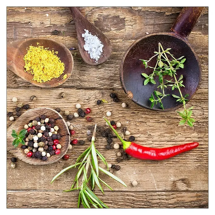 ProArt Kitchen Glasbild - Herbage In Bowl IV, B x H: 30 x 30 cm - Vielfalt an Gewürzen präsentiert auf rustikalen Holzlöffeln, darunter Pfeffer, Kräuter und eine rote Chili.