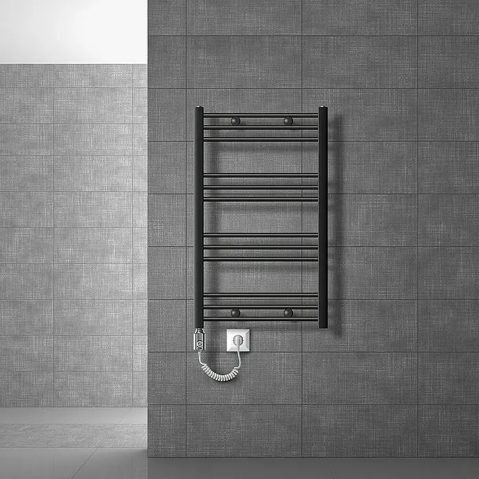LuxeBath Elektro-Badheizkörper Designheizkörper Sahara Handtuchheizkörper Handtuchtrockner - B x H: 60 x 80 cm - Schwarzer, an der Wand montierter Handtuchwärmer mit mehreren Stangen, an eine Steckdose angeschlossen.