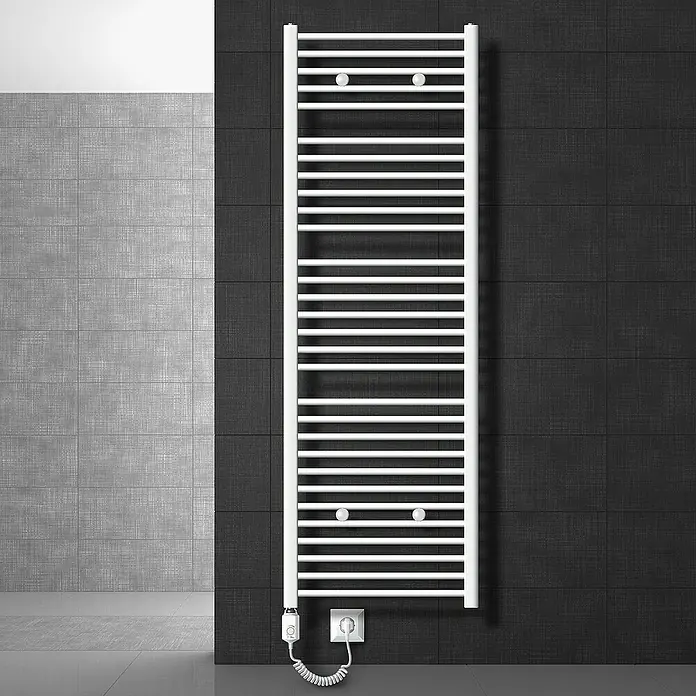 ECD Germany Elektro-Badheizkörper Handtuchheizkörper Sahara Seitenanschluss gebogen mit Heizstab 1200W - B x H: 60 x 180 cm - Ein schlanker, weißer Handtuchwärmer hängt an einer dunklen, strukturierten Wand und bietet Wärme und Komfort im Badezimmer.
