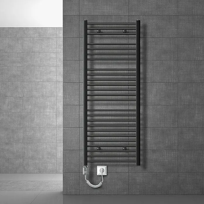 LuxeBath Elektro-Badheizkörper Designheizkörper Sahara Handtuchheizkörper Handtuchheizung - B x H: 60 x 150 cm - Aufnahme eines schwarzen elektrischen Handtuchwärmers an einer grauen Wand. Das schlanke Design des Handtuchwärmers fügt sich nahtlos in das moderne Badezimmer ein.