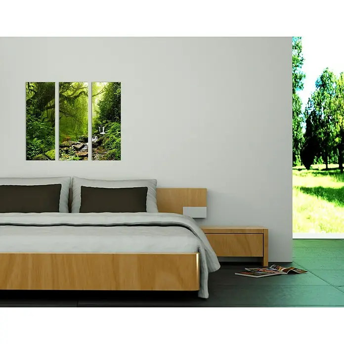 Glasbild - Fairy Tale Forest, B x H: 90 x 80 cm, 3 -tlg. - Ein modernes Schlafzimmer mit einem Holzbett, Nachtschrank und einer dreiteiligen Wandkunst, die einen grünen Wald darstellt.