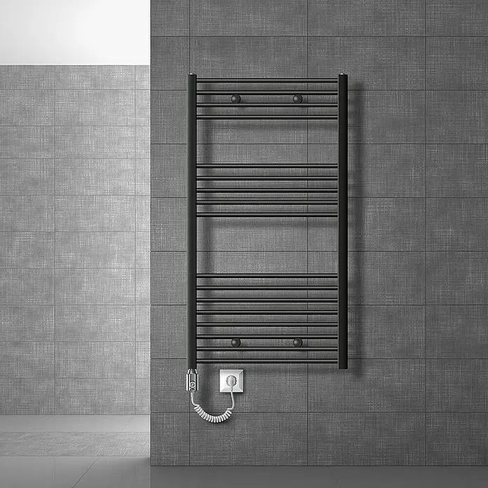 LuxeBath Elektro-Badheizkörper Handtuchheizkörper Sahara Seitenanschluss gerade mit Heizstab 900W - B x H: 75 x 120 cm - Nahaufnahme eines stilvollen, elektrisch beheizten Handtuchwärmers in Schwarz, der an einer grauen Wand montiert ist.