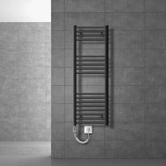 LuxeBath Elektro-Badheizkörper Handtuchheizkörper Sahara Seitenanschluss gerade mit Heizstab 900W - B x H: 40 x 120 cm - Moderner, schwarzer Handtuchwärmer an einer grauen gefliesten Badezimmerwand, der Stil und Funktionalität vereint.