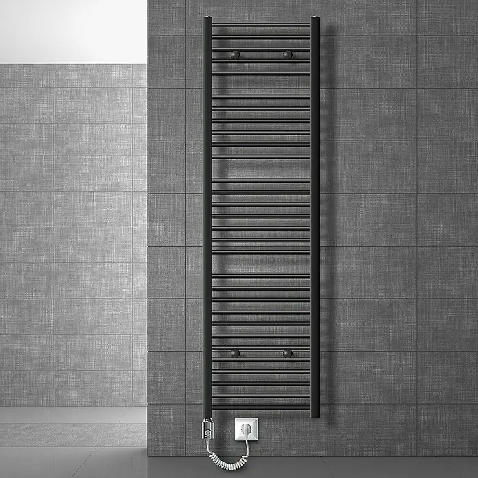 LuxeBath Elektro-Badheizkörper Handtuchheizkörper Sahara Seitenanschluss gerade mit Heizstab 900W - B x H: 50 x 180 cm - Schwarzer Handtuchwärmer an grauer Fliesenwand. Elegantes Design, ideal für Badezimmer mit modernem Look. Praktische, elektrische Ausführung.