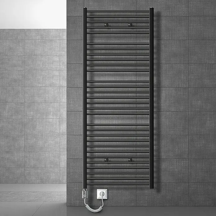 LuxeBath Elektro-Badheizkörper Handtuchheizkörper Sahara Handtuchwärmer Handtuchtrockner - B x H: 75 x 180 cm - Ein moderner, schwarzer Handtuchwärmer hängt an einer grauen Wand und sorgt für warme Handtücher. Praktisch und stilvoll für jedes Badezimmer.