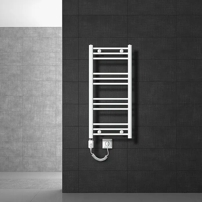 LuxeBath Elektro-Badheizkörper Handtuchheizkörper Sahara Seitenanschluss gebogen mit Heizstab 300W - B x H: 40 x 80 cm - Detailaufnahme eines weißen, beheizbaren Handtuchhalters an einer dunklen Wand, ideal für ein modernes Badezimmerdesign.