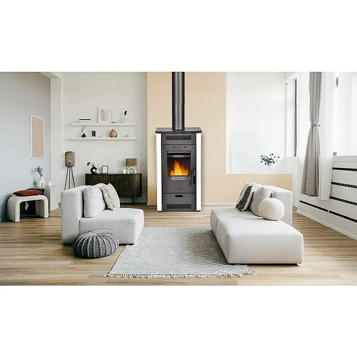 Firefix Kaminofen Etna 2.0 - L x B x H: 42,5 x 53,6 x 97 cm, Stahl, Weiß - Wohnzimmer mit modernem Kaminofen als zentralem Element. Der Kamin sorgt für Wärme und eine gemütliche Atmosphäre im Raum.