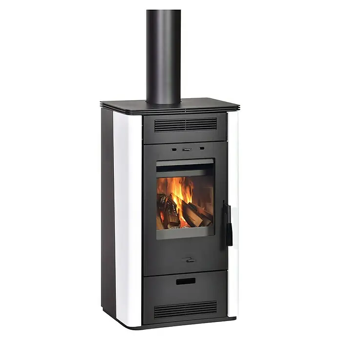 Firefix Kaminofen Etna 2.0 - L x B x H: 42,5 x 53,6 x 97 cm, Stahl, Weiß - Aufnahme eines modernen Holzofens mit weißer Seitenverkleidung, der ein warmes, einladendes Ambiente erzeugt.
