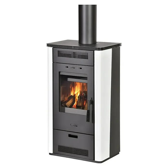 Firefix Kaminofen Etna 2.0 - L x B x H: 42,5 x 53,6 x 97 cm, Stahl, Weiß - Abbildung eines modernen Kaminofens mit weißer Verkleidung und einem schwarzen Rauchrohr. Der Kaminofen ist mit Holz befeuert und strahlt Wärme aus.