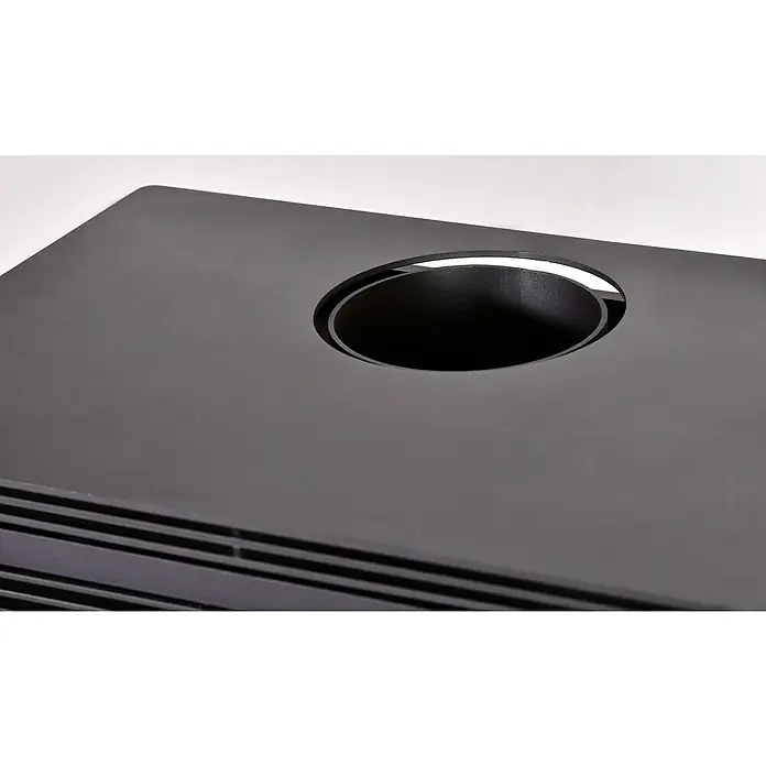 Firefix Kaminofen Etna 2.0 - L x B x H: 42,5 x 53,6 x 97 cm, Stahl, Weiß - Nahaufnahme eines schwarzen HiFi-Verstärkers mit einem runden Loch. Das Gerät hat an der Unterseite Lüftungsschlitze für eine optimale Kühlung.