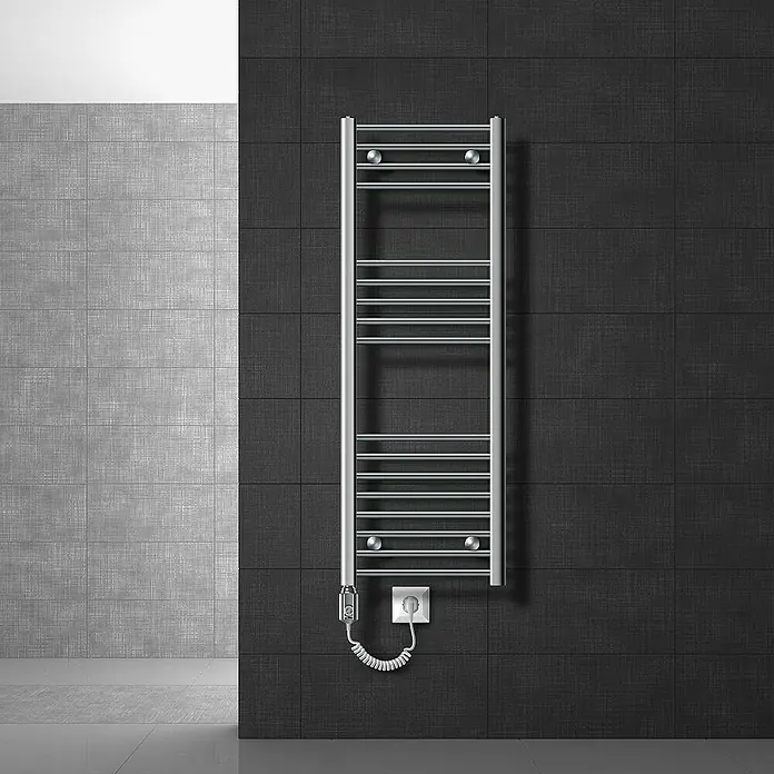 ECD Germany Elektro-Badheizkörper Handtuchheizkörper Sahara Seitenanschluss gerade mit Heizstab 900W - B x H: 40 x 120 cm - Handtuchwärmer an einer dunklen Wand.