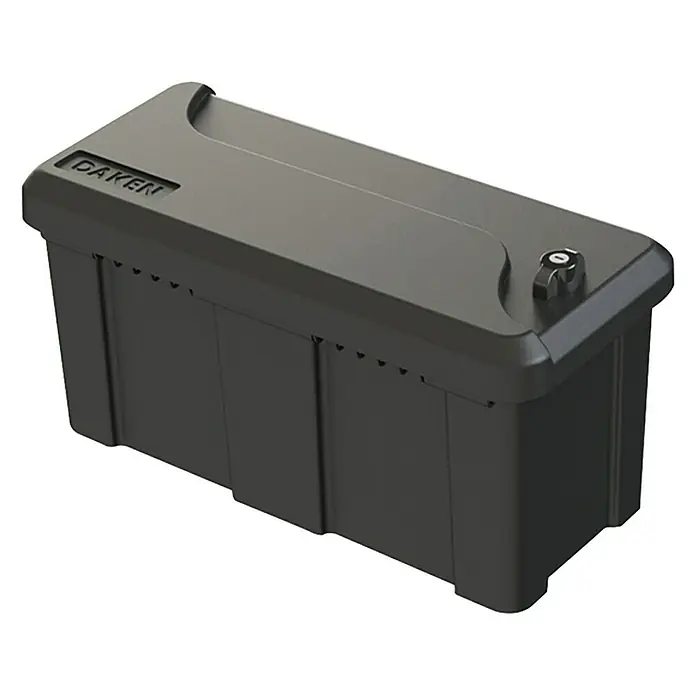 LAS Deichselbox - 56 x 25 x 27 cm, Nutzlast: 30 kg - Abbildung einer Daken-Werkzeugkiste aus schwarzem Polypropylen mit abschließbarem Drehverschluss und Daken-Branding.
