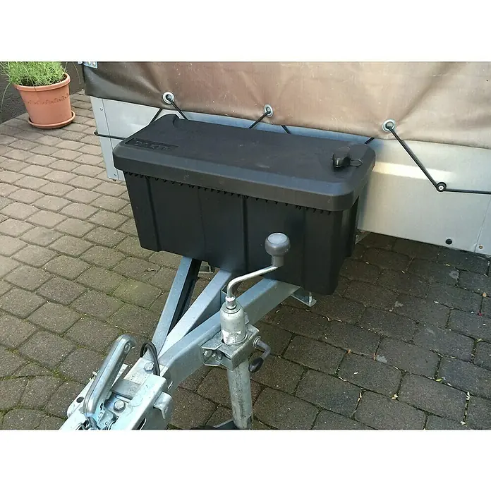 LAS Deichselbox - 56 x 25 x 27 cm, Nutzlast: 30 kg - Schwarze Deichselbox am Anhänger montiert, bietet praktischen Stauraum für Werkzeug und Zubehör und ist eine ideale Lösung für unterwegs.