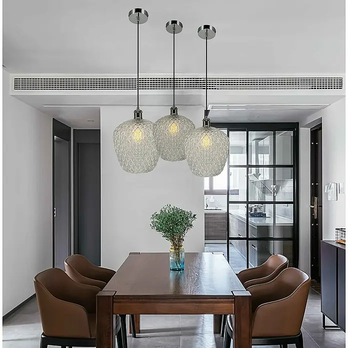 Lámpara colgante redonda - 60 W, Ø x Al: 25 x 150 cm, Transparente, E27 - Tres lámparas colgantes modernas con vidrio texturizado sobre una mesa de comedor, creando un ambiente elegante.