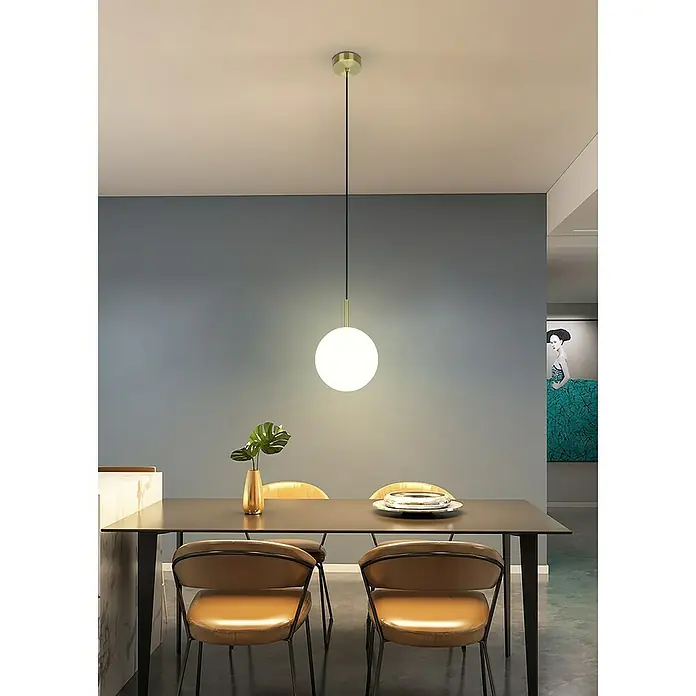 Lámpara colgante redonda - 60 W, Ø x Al: 25 x 150 cm, Blanco, E27 - Escena de comedor moderna con una elegante lámpara colgante redonda que emite luz cálida. Diseño minimalista con sillas elegantes y decoración.