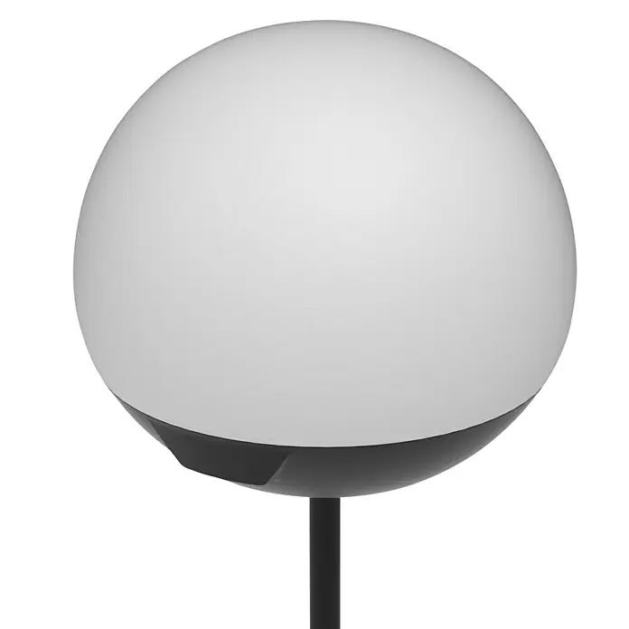 Lumix Solarleuchte Pompom - Lichtfarbe: RGB, Höhe: 100 cm, Pompom - Diese Aufnahme zeigt eine kugelförmige Außenleuchte in Weiß und Grau, montiert auf einem schlanken, schwarzen Pfosten. Perfekt für Gärten.