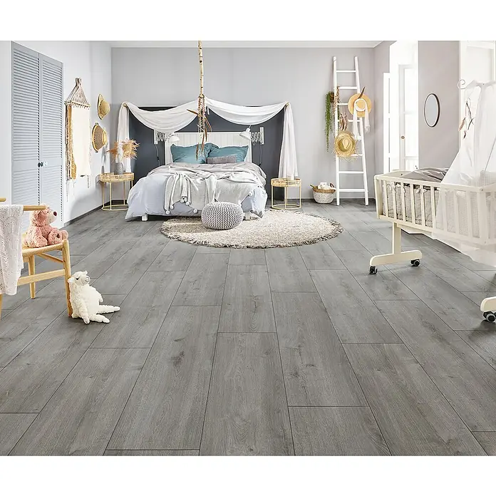 LOGOCLIC Vinto Laminat - Eiche Calais, Landhausdiele, 1.288 x 330 x 8 mm - Einladendes Schlafzimmer mit modernem grauen Laminatboden, der dem Raum eine stilvolle und beruhigende Atmosphäre verleiht.