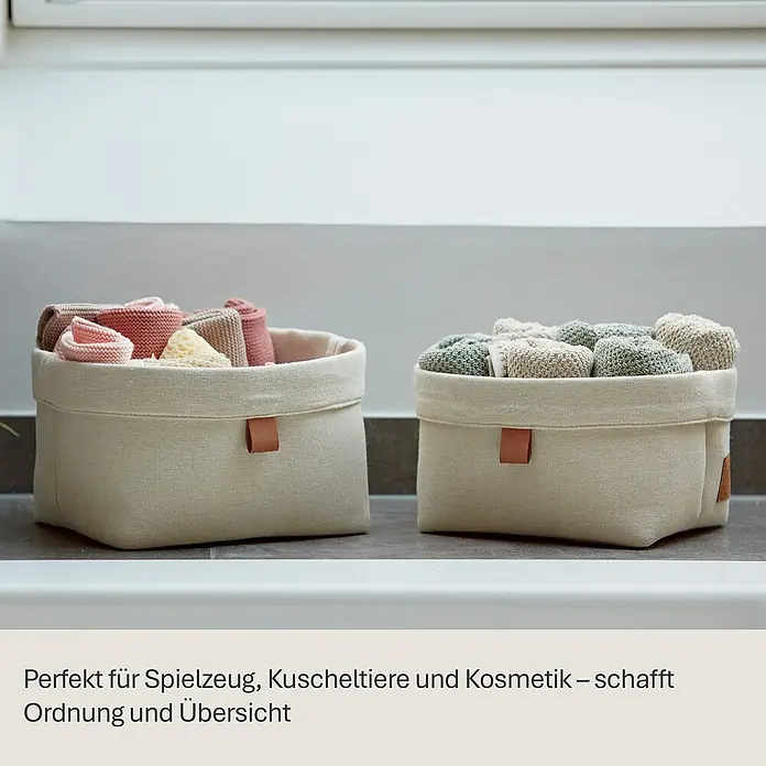 Store It Premium Bad-Aufbewahrungskorb - 22 x 18 x 16 cm, Baumwolle, Beige - Zwei Stoffkörbe in Beige mit Lederdetails, gefüllt mit Spielzeug und Kosmetik, bieten Ordnung und Übersicht.