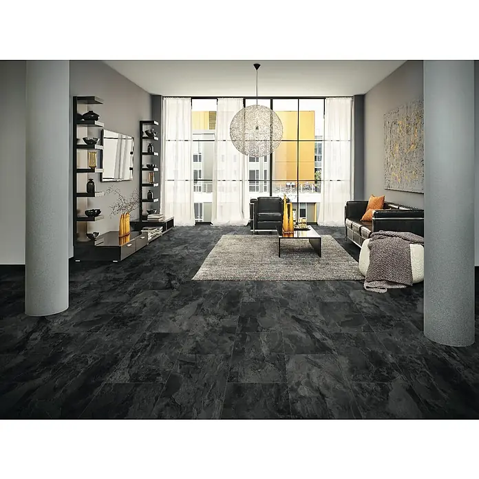 LOGOCLIC Ceramico Laminat - Pearl Grey, Fliese, 638 x 330 x 8 mm - Ein elegantes Wohnzimmer mit dunklem Steinfußboden, der dem Raum eine moderne und luxuriöse Note verleiht. Das Design ist stilvoll und einladend.